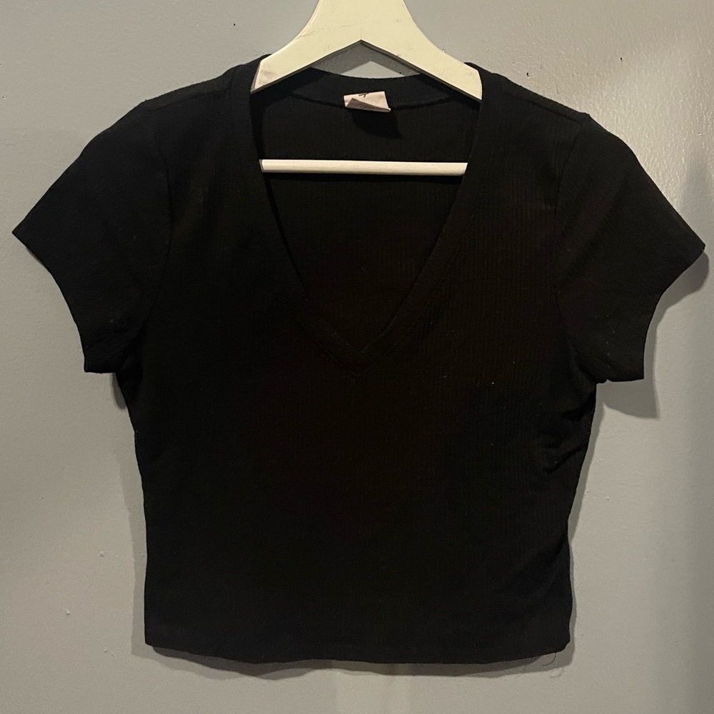 2 crop tops. One black one red